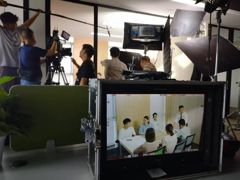 封丘县TVC拍摄公司：科技产品视觉化大师，诠释未来感与功能美学